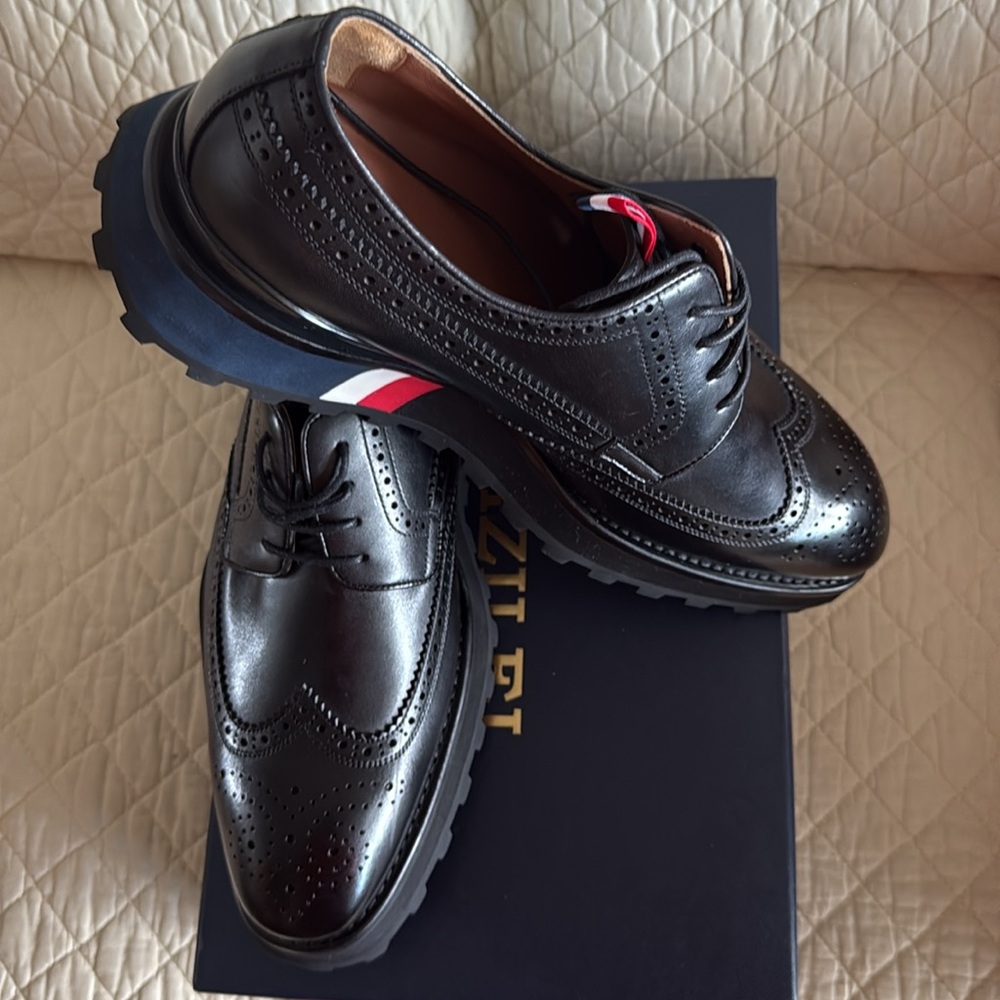 LEIZILEI Black Leather Oxford Shoes with Brogue Detailing